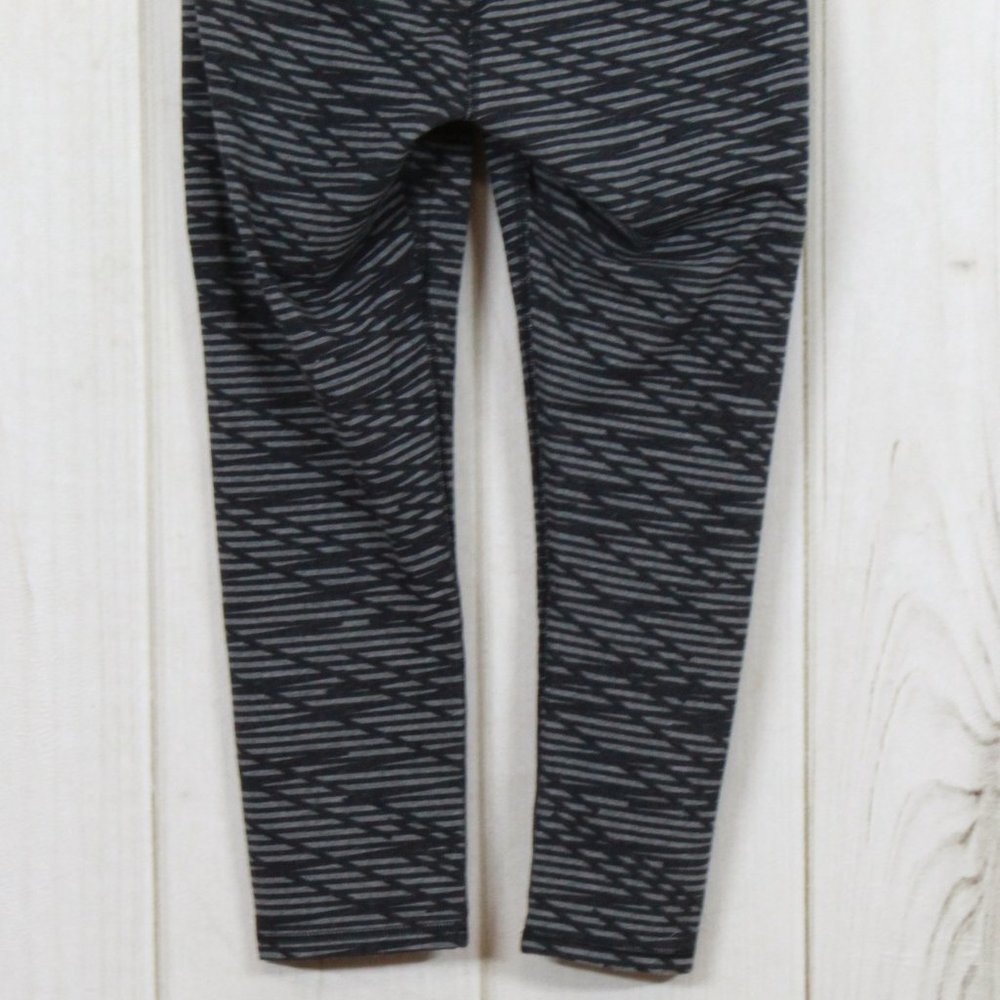 Under Armour Gray Striped Elastic Waist Athletic Cropped Leggings Size M - Picture 7 of 11